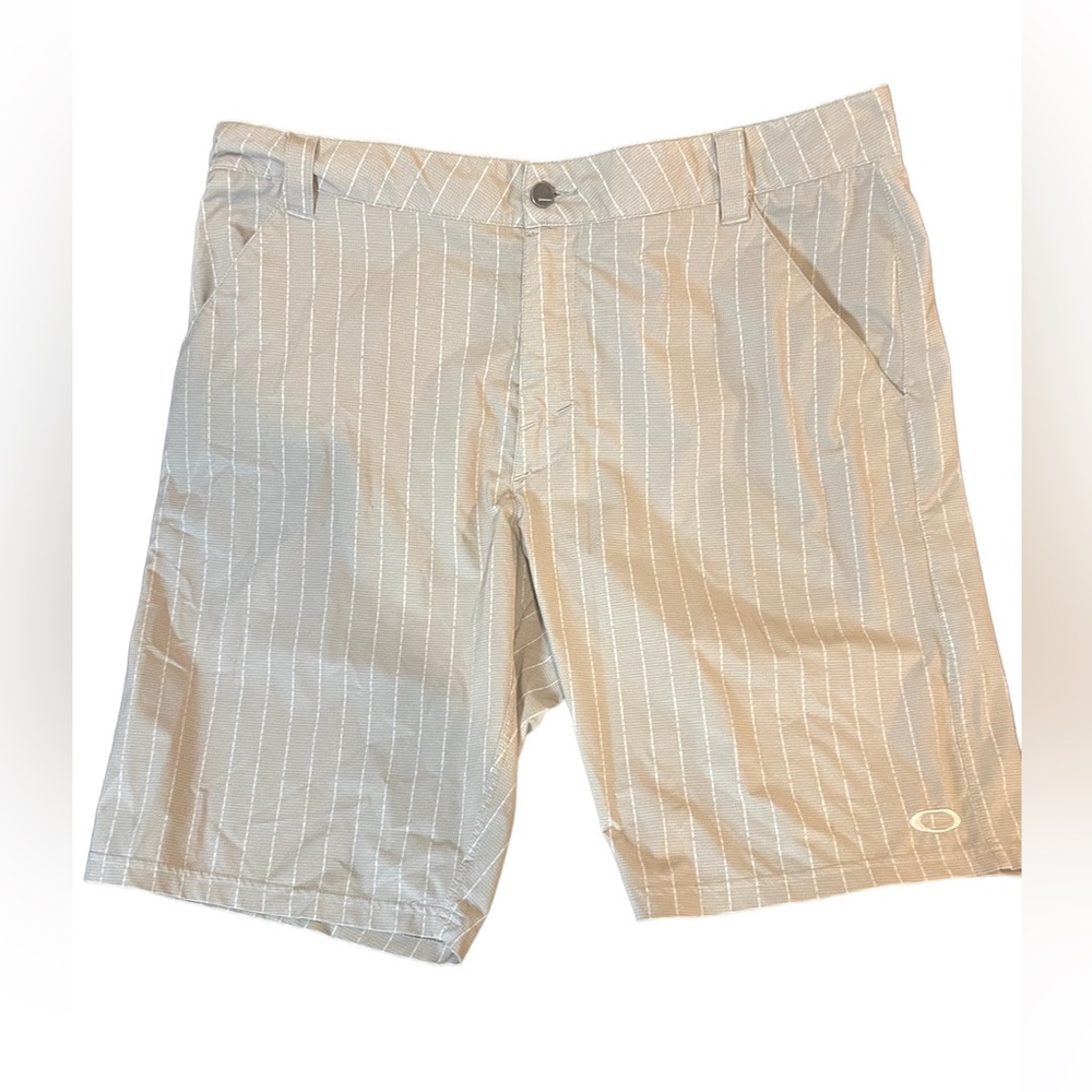 Oakley Men's Stanley Pin Stripe Quick Dry Size 38W Golf Shorts Stone Gray